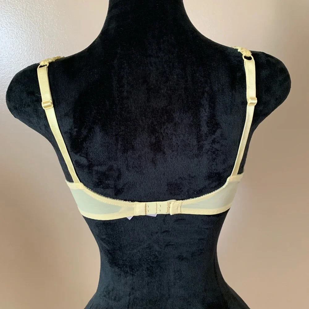 Victoria's Secret Lace Underwire Bra in Cream - Picture 5 of 7